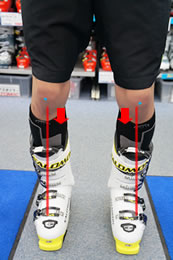 両膝の向きが真正面を向き膝の位置も両足ブーツのほぼ同じ位置に揃っています。